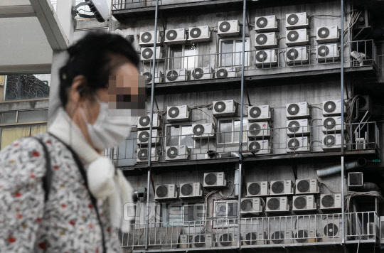 강력한 폭염이 이어졌던 지난 7월 19일 서울 한 건물 외벽에 설치된 에어컨 실외기가 가동되고 있다. 박동욱기자 fufus@